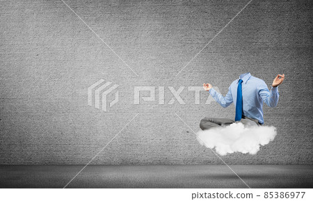 Businessman without head 85386977