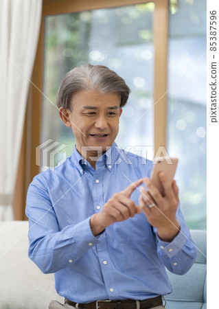 Middle man using a smartphone 85387596