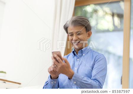 Middle man using a smartphone 85387597
