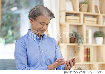 Middle man using a smartphone 85387598