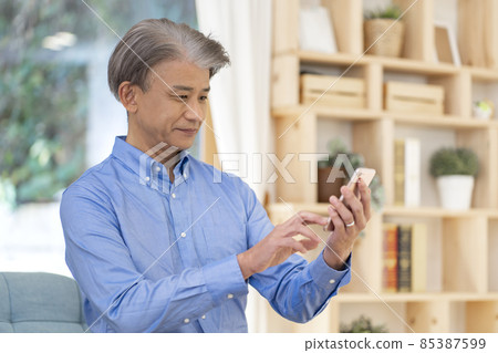 Middle man using a smartphone 85387599