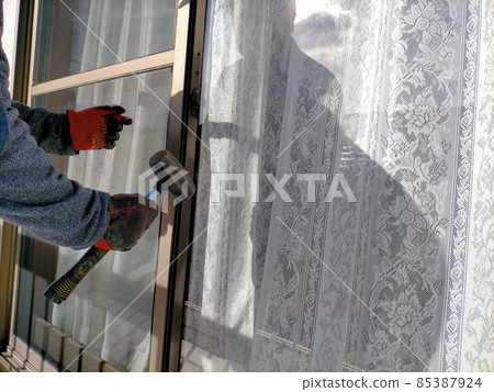 Breaking the window glass and invading the burglary 85387924