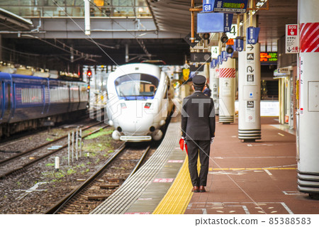 車站工作人員送行 車站工作人員送行 85388583