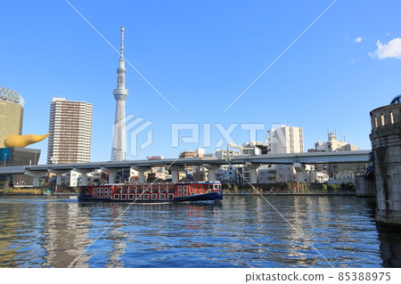 以東京晴空塔為背景,沿著隅田川行駛的水上巴士,在東京觀光 以東京晴空塔為背景,沿著隅田川行駛的水上巴士,在東京觀光 85388975
