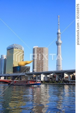 以東京晴空塔為背景,沿著隅田川行駛的水上巴士,在東京觀光 以東京晴空塔為背景,沿著隅田川行駛的水上巴士,在東京觀光 85388976