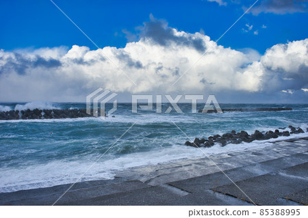 北陸冬季波濤洶湧的日本海富山灣 北陸冬季波濤洶湧的日本海富山灣 85388995