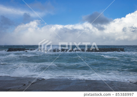 Hokuriku winter rough Sea of Japan Toyama Bay Hokuriku winter rough Sea of Japan Toyama Bay 85388997