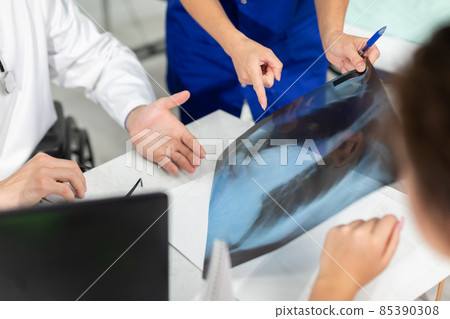 The doctors explain to the patient the reason she is experiencing pain in her lungs. 85390308