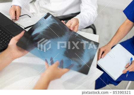 The patient submits a lung x-ray for review. 85390321
