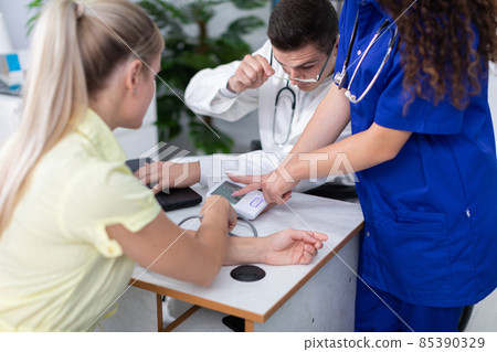 Your doctor discusses your blood pressure results. 85390329