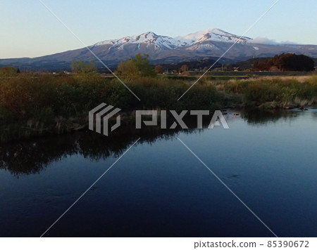 Chokai山和Gakko河。鮭魚順河而上 85390672