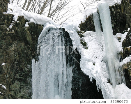 大瀧位於鳥海山的高石橋步行道的後面。它在隆冬凍結,但在接近過程中可能會發生雪崩。 大瀧位於鳥海山的高石橋步行道的後面。它在隆冬凍結,但在接近過程中可能會發生雪崩。 85390673