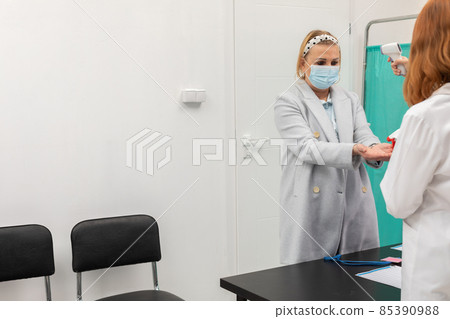 Hand disinfection of patients entering clinics by medical staff in the face of an ongoing pandemic Hand disinfection of patients entering clinics by medical staff in the face of an ongoing pandemic 85390988