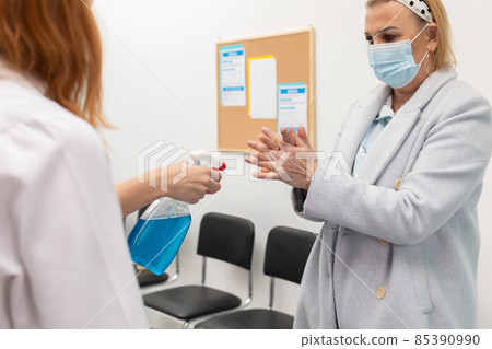 Hand disinfection of patients entering clinics by medical staff in the face of an ongoing pandemic Hand disinfection of patients entering clinics by medical staff in the face of an ongoing pandemic 85390990