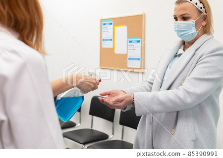 Hand disinfection of patients entering clinics by medical staff in the face of an ongoing pandemic Hand disinfection of patients entering clinics by medical staff in the face of an ongoing pandemic 85390991