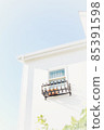 White fashionable Western-style detached house and veranda that shines in the blue sky 85391598