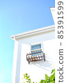 White fashionable Western-style detached house and veranda that shines in the blue sky 85391599