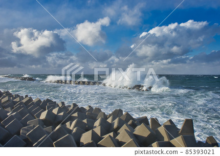 Rough Sea of Japan along the coast of Toyama Bay in winter 85393021