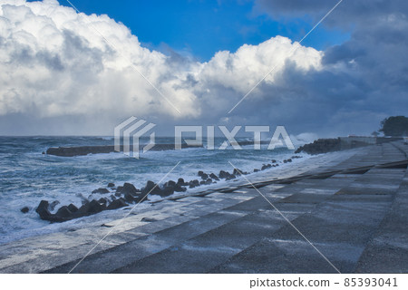 Rough Sea of Japan along the coast of Toyama Bay in winter Rough Sea of Japan along the coast of Toyama Bay in winter 85393041