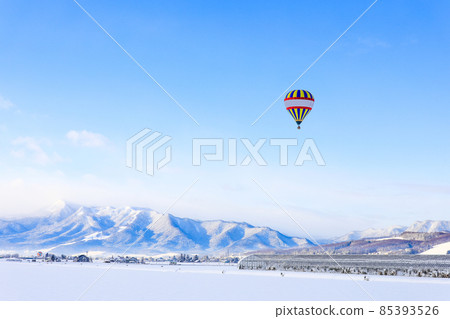 [北海道富良野市]雪原、藍天和氣球十二月 85393526