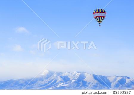 [北海道富良野市] 冬季的藍天和氣球十二月 85393527