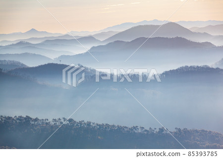 深山的晨景 85393785