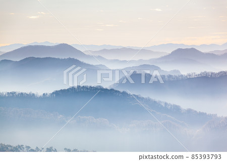 深山的晨景 85393793
