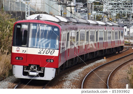 Keihin Electric Express Railway Type 2100 running fast toward Sengakuji Temple 85393902