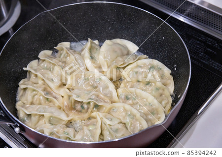 Cooking dumplings at home 85394242