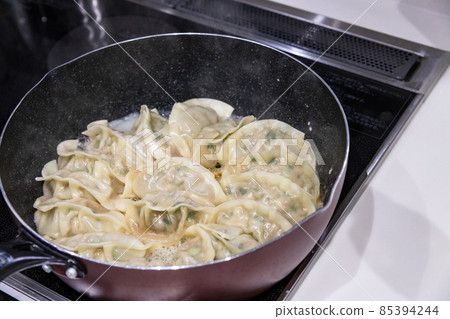 在煎鍋中烹飪時的烤餃子 85394244