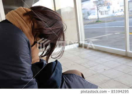 A woman who sleeps exhausted 85394295