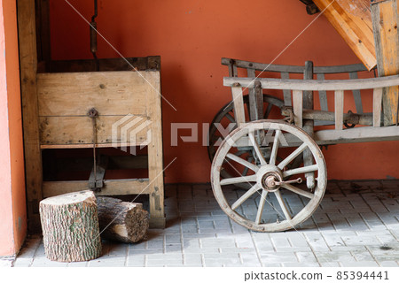 Old wooden wheels of coach ready for repair Old wooden wheels of coach ready for repair 85394441