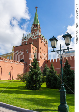 View of the Kremlin's trinity tower in sunny weather View of the Kremlin's trinity tower in sunny weather 85395783