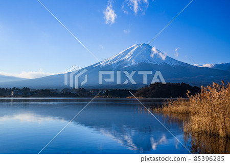 Lake Kawaguchi, upside down Fuji in the early morning Lake Kawaguchi, upside down Fuji in the early morning 85396285
