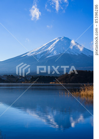 Lake Kawaguchi, upside down Fuji in the early morning Lake Kawaguchi, upside down Fuji in the early morning 85396286