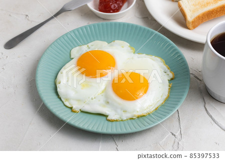 Fried egg, toast, coffee, strawberry jam 85397533