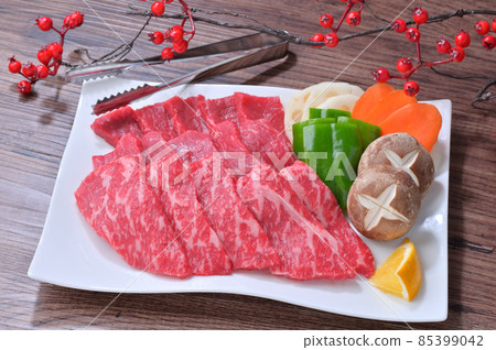 烤肉（牛大腿肉、里脊肉）和烤蔬菜的圖像。國產雜交牛肉。未加熱的生肉和蔬菜。 85399042