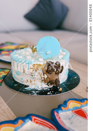 Cake decorated with small marshmallows, cream flowers and a teddy bear Cake decorated with small marshmallows, cream flowers and a teddy bear 85400848