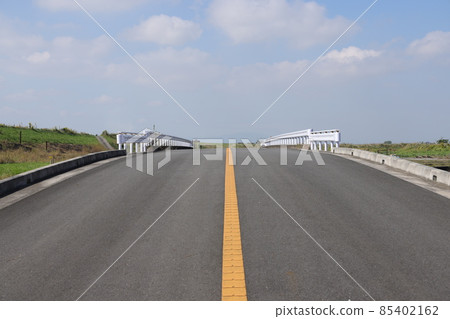 一條直通音川河床的道路 85402162