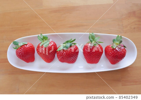 Strawberries on a plate 85402349