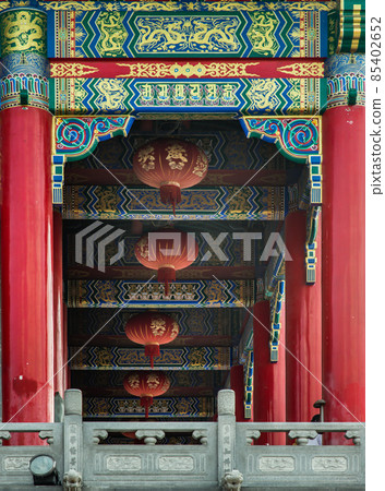 Architecture chinese style temple and Traditional chinese lantern in Wat Borom Racha Kanchana Phi Sek Anuson. Architecture chinese style temple and Traditional chinese lantern in Wat Borom Racha Kanchana Phi Sek Anuson. 85402652