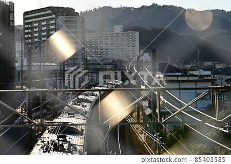 柔焦 冬季鐵路風景 令和四年元旦 穿過中央線列車 冷風吹過的場景因光的惡作劇而美麗 85403585