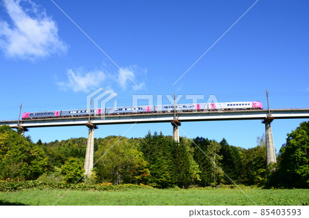 濱名特快“十勝”橫穿保別川大橋，前往保別隧道 85403593