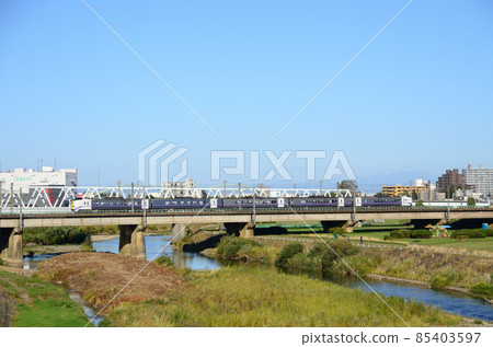 Limited express "Hokuto" heading to Hakodate with a 5-car train as prescribed Limited express "Hokuto" heading to Hakodate with a 5-car train as prescribed 85403597