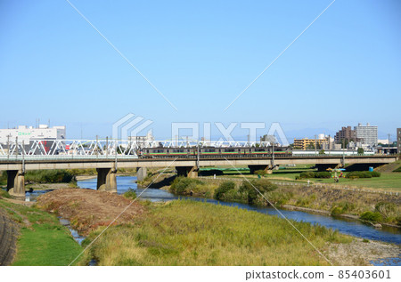 輕輕穿過吹著清爽微風的豐平川的普通電車 85403601