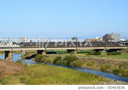 Limited express "Suzuran" that arrives at Sapporo Station shortly after crossing the Toyohira River while receiving the sunlight that has begun to tilt Limited express "Suzuran" that arrives at Sapporo Station shortly after crossing the Toyohira River while receiving the sunlight that has begun to tilt 85403636