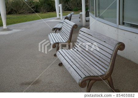 White bench in the park 85403882