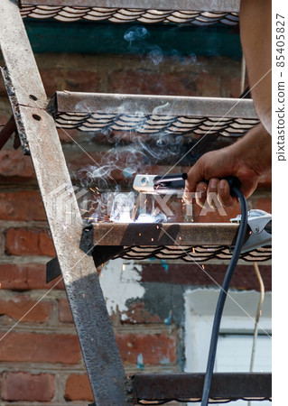 Worker welding the steel part by manual Worker welding the steel part by manual 85405827