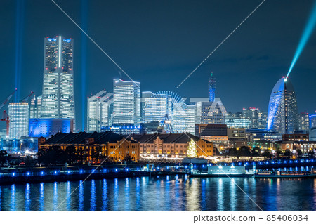 Night view of Minato Mirai lit throughout the building as seen from Osanbashi, Yokohama City, Kanagawa Prefecture 85406034
