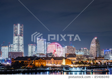 Night view of Minato Mirai lit throughout the building as seen from Osanbashi, Yokohama City, Kanagawa Prefecture 85406040